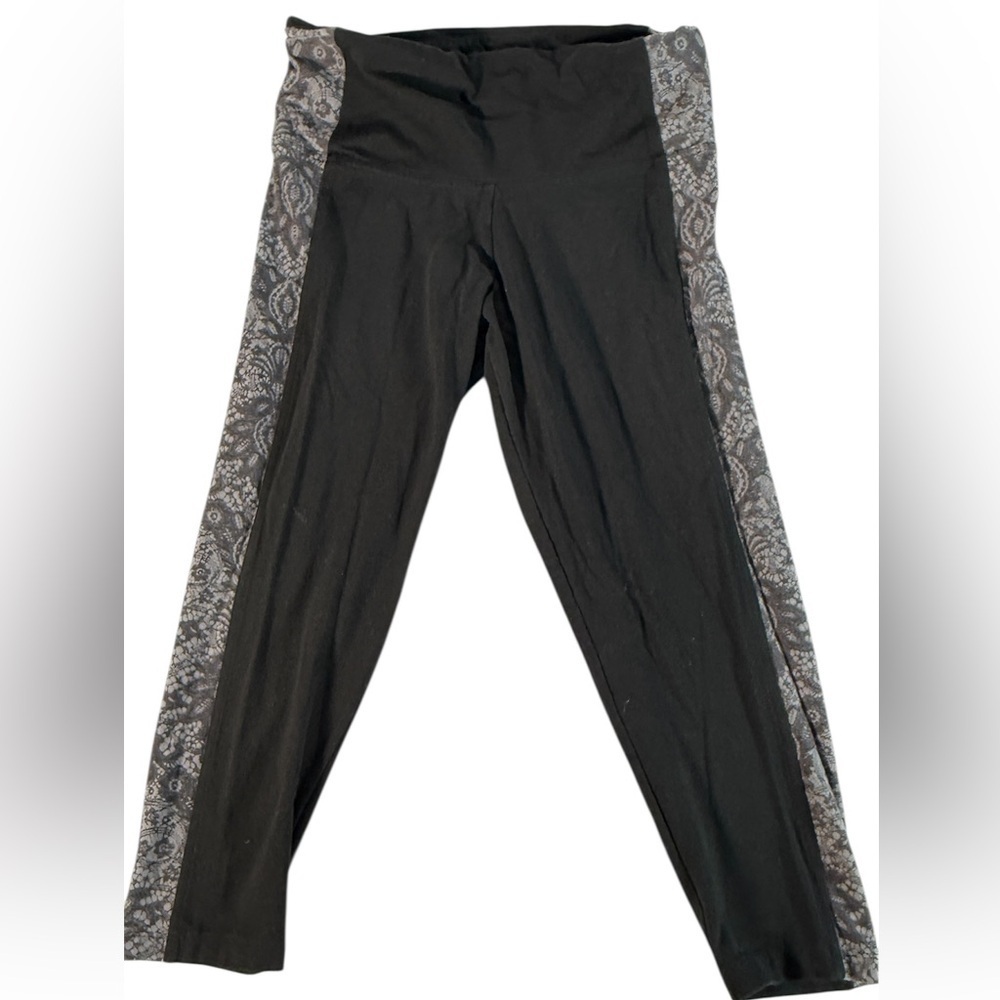 Victoria Sport Black and Gray Patterned Capri Leggings size m